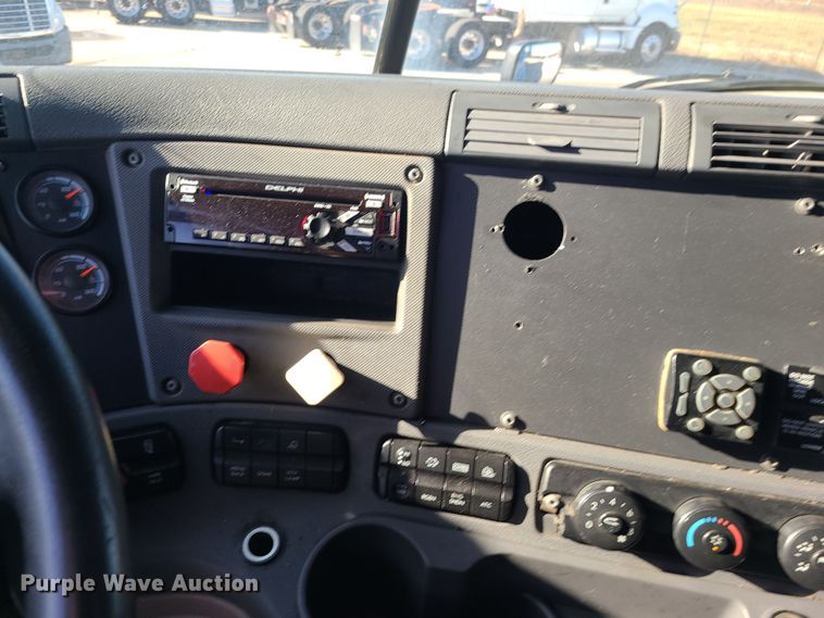 image for item DR7836 2014 Freightliner Cascadia  semi truck