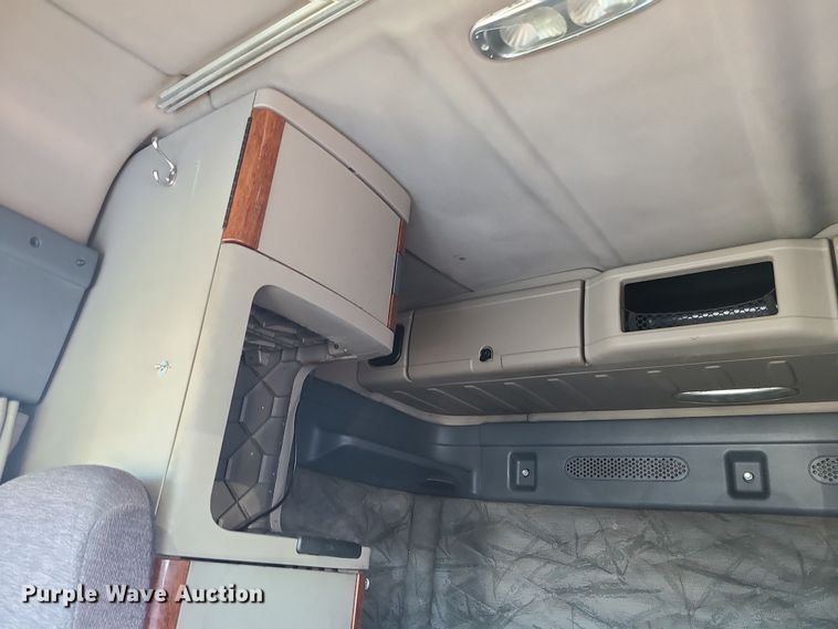 image for item DR7836 2014 Freightliner Cascadia  semi truck