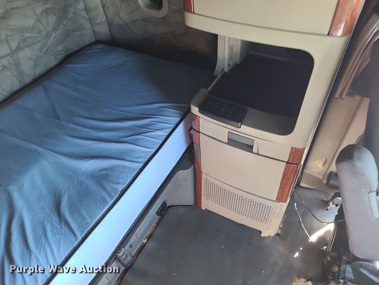 image for item DR7836 2014 Freightliner Cascadia  semi truck