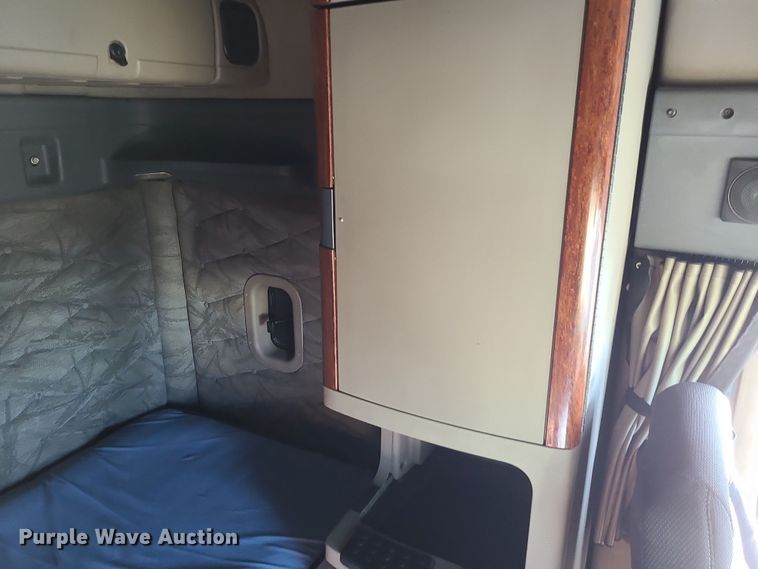 image for item DR7836 2014 Freightliner Cascadia  semi truck