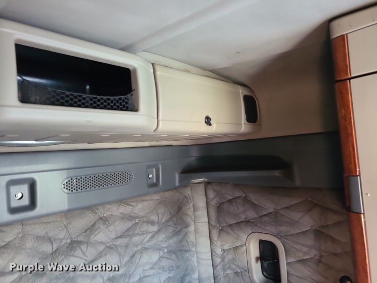 image for item DR7836 2014 Freightliner Cascadia  semi truck