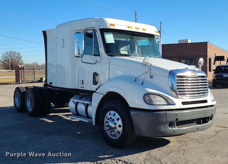 image for item DR7837 2010 Freightliner Columbia  semi truck