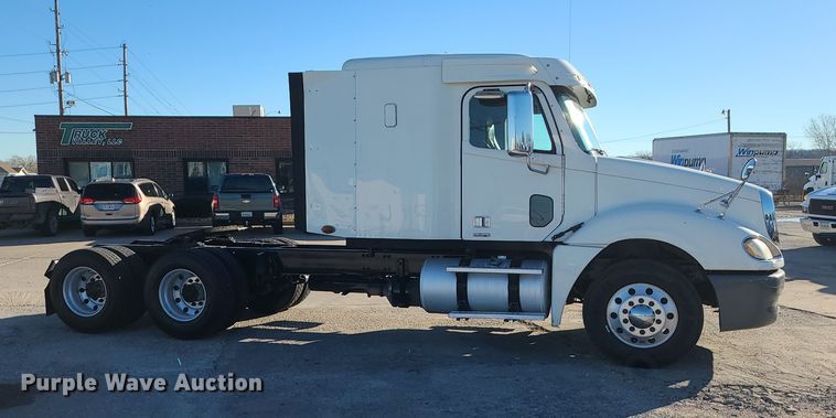 image for item DR7837 2010 Freightliner Columbia  semi truck