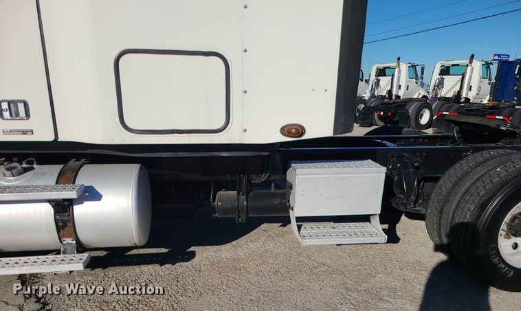 image for item DR7837 2010 Freightliner Columbia  semi truck