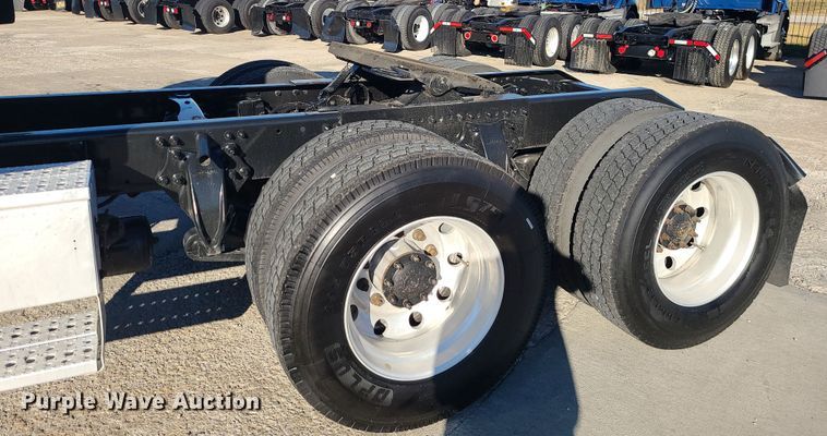 image for item DR7837 2010 Freightliner Columbia  semi truck