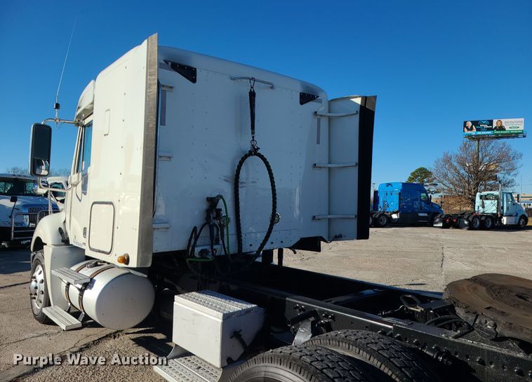 image for item DR7837 2010 Freightliner Columbia  semi truck