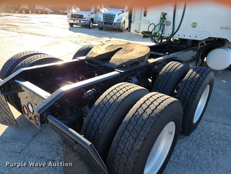 image for item DR7837 2010 Freightliner Columbia  semi truck