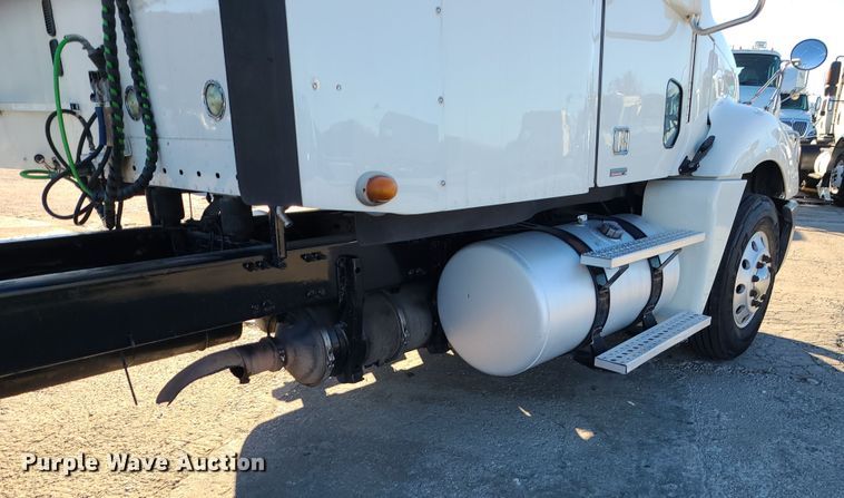 image for item DR7837 2010 Freightliner Columbia  semi truck