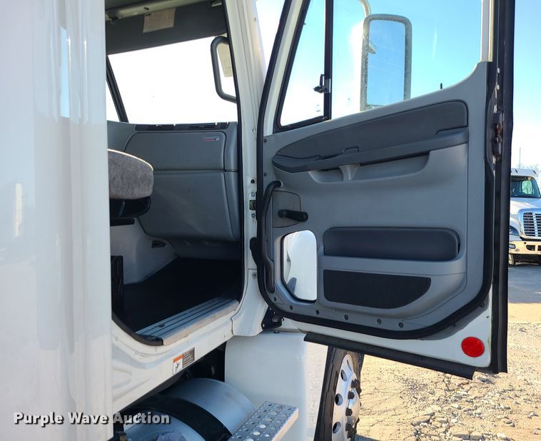 image for item DR7837 2010 Freightliner Columbia  semi truck