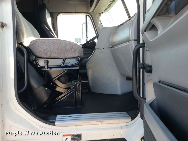 image for item DR7837 2010 Freightliner Columbia  semi truck