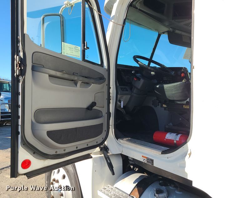 image for item DR7837 2010 Freightliner Columbia  semi truck