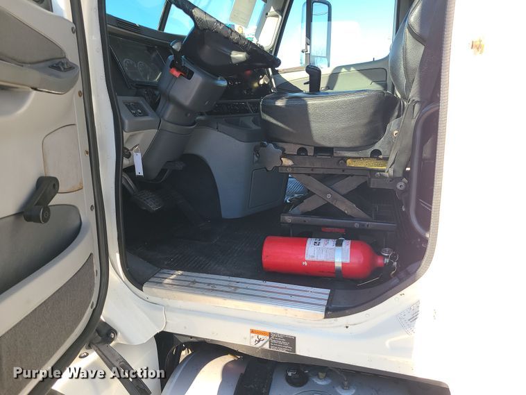 image for item DR7837 2010 Freightliner Columbia  semi truck