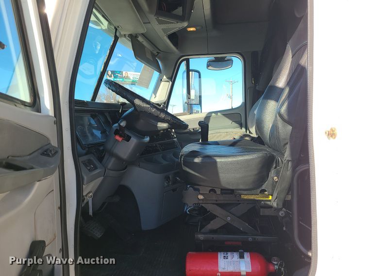 image for item DR7837 2010 Freightliner Columbia  semi truck