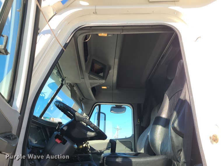 image for item DR7837 2010 Freightliner Columbia  semi truck