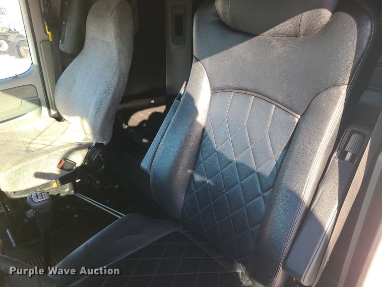 image for item DR7837 2010 Freightliner Columbia  semi truck