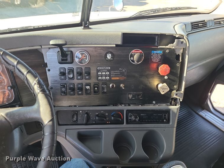 image for item DR7837 2010 Freightliner Columbia  semi truck