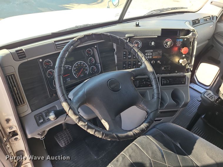 image for item DR7837 2010 Freightliner Columbia  semi truck