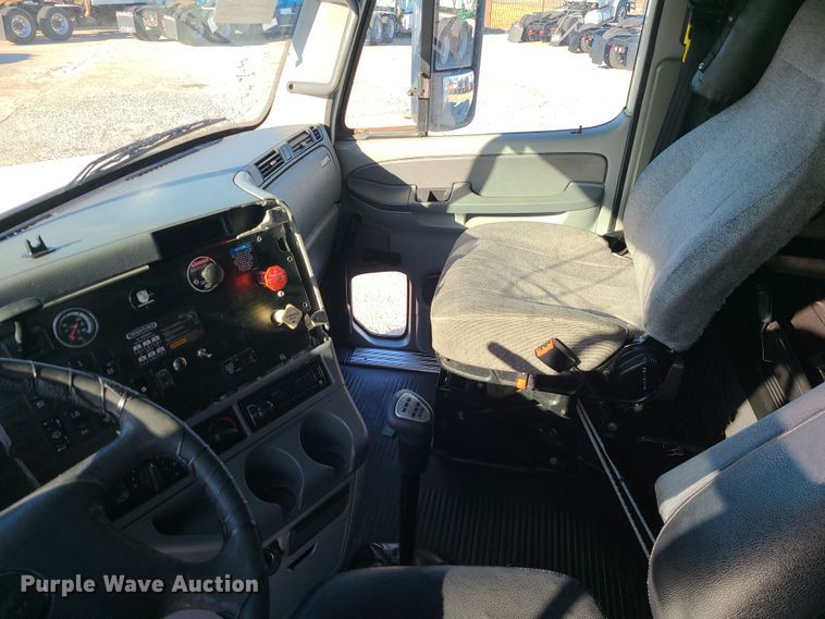 image for item DR7837 2010 Freightliner Columbia  semi truck