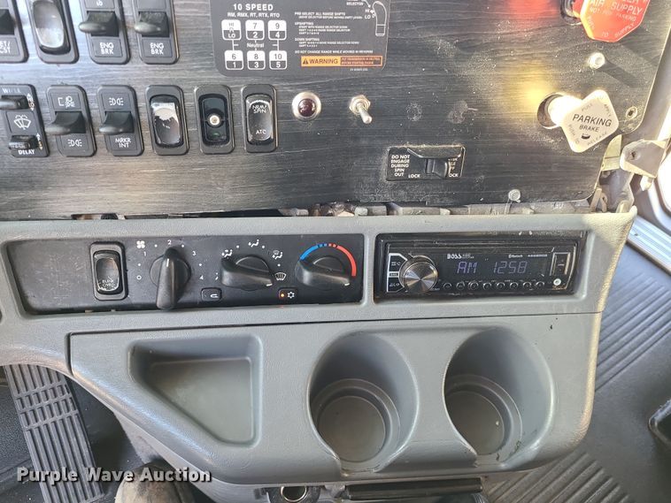 image for item DR7837 2010 Freightliner Columbia  semi truck