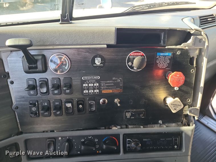 image for item DR7837 2010 Freightliner Columbia  semi truck