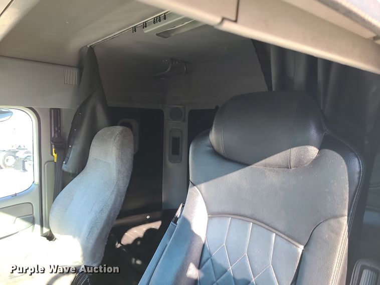 image for item DR7837 2010 Freightliner Columbia  semi truck