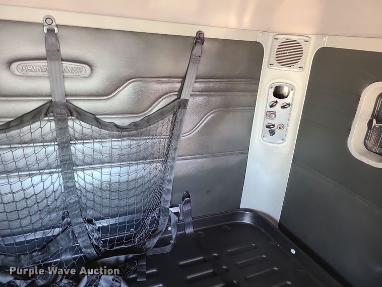 image for item DR7837 2010 Freightliner Columbia  semi truck