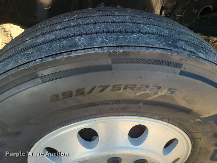 image for item DR7837 2010 Freightliner Columbia  semi truck