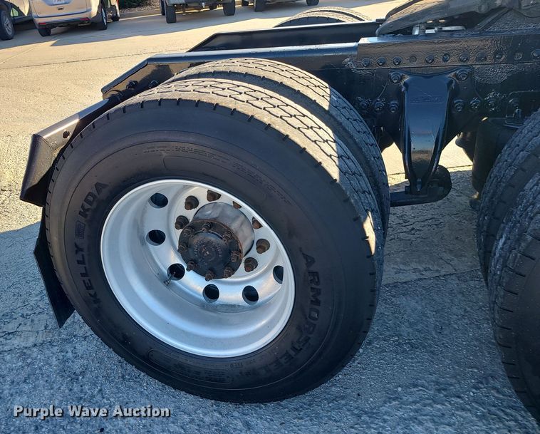 image for item DR7837 2010 Freightliner Columbia  semi truck