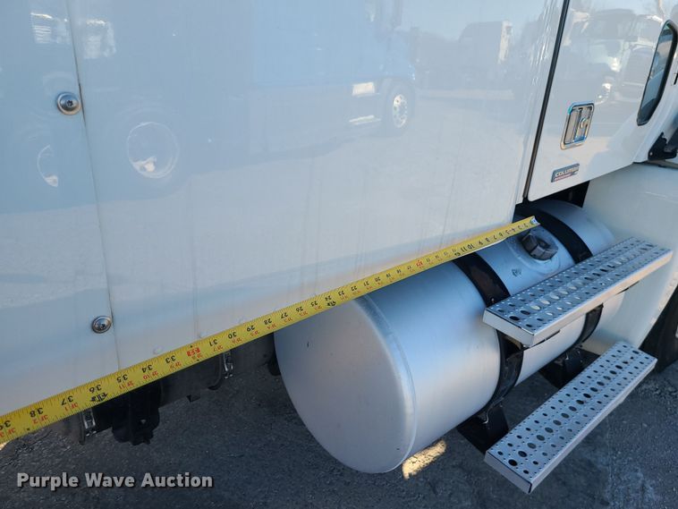 image for item DR7837 2010 Freightliner Columbia  semi truck