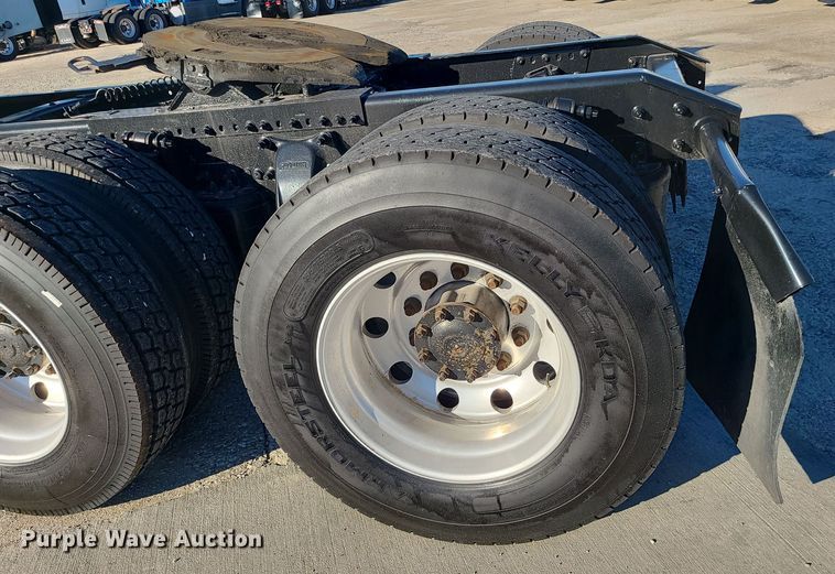 image for item DR7837 2010 Freightliner Columbia  semi truck