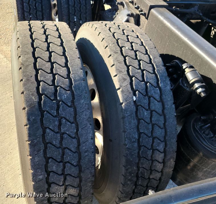 image for item DR7837 2010 Freightliner Columbia  semi truck