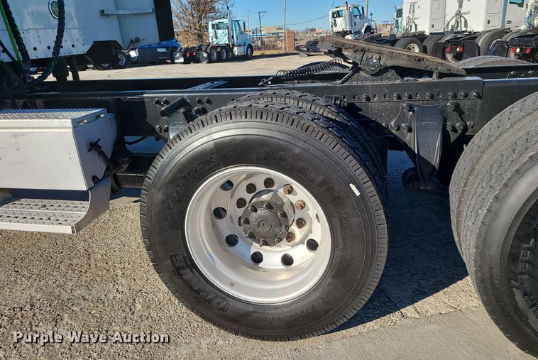 image for item DR7837 2010 Freightliner Columbia  semi truck