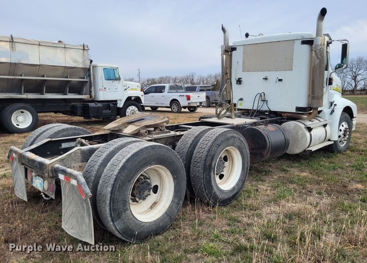 image for item EB9804 2005 International 9200i  semi truck