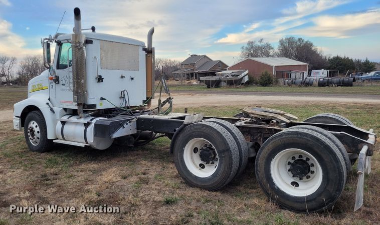 image for item EB9804 2005 International 9200i  semi truck