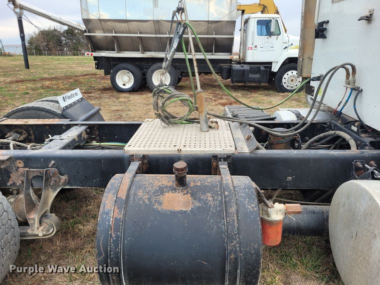 image for item EB9804 2005 International 9200i  semi truck