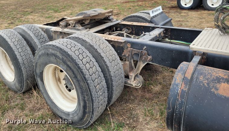 image for item EB9804 2005 International 9200i  semi truck