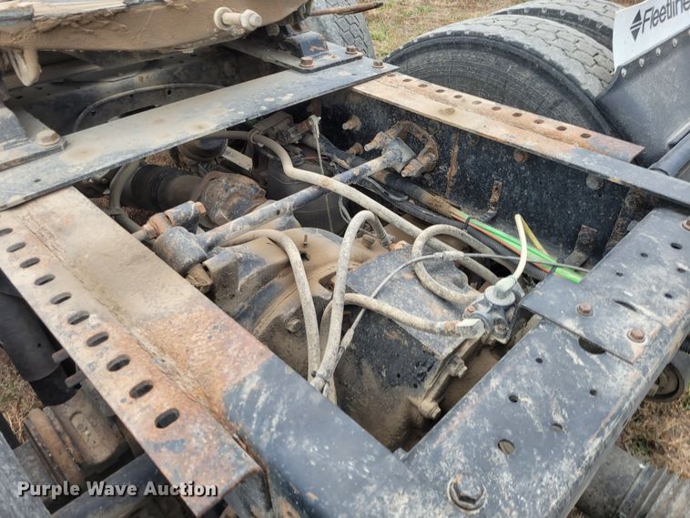 image for item EB9804 2005 International 9200i  semi truck