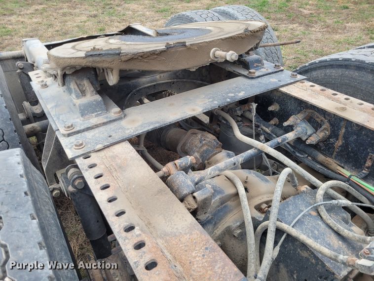 image for item EB9804 2005 International 9200i  semi truck