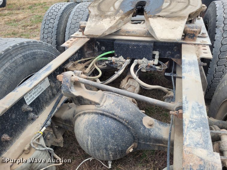 image for item EB9804 2005 International 9200i  semi truck