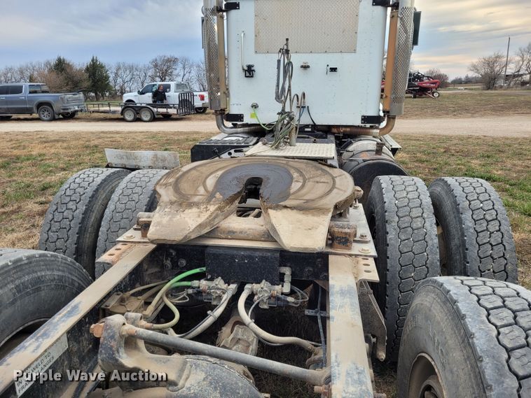 image for item EB9804 2005 International 9200i  semi truck