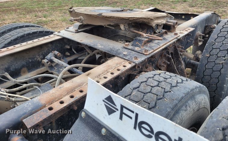 image for item EB9804 2005 International 9200i  semi truck