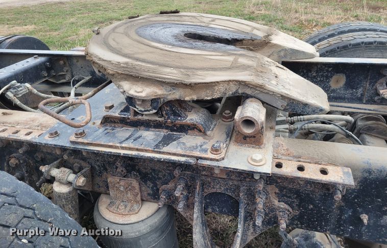 image for item EB9804 2005 International 9200i  semi truck