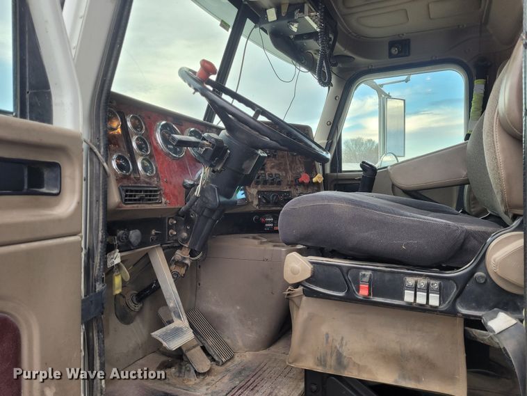 image for item EB9804 2005 International 9200i  semi truck