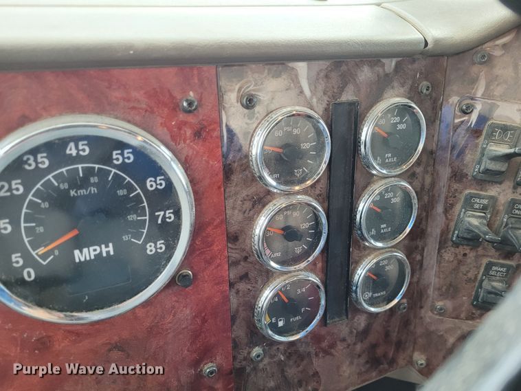 image for item EB9804 2005 International 9200i  semi truck