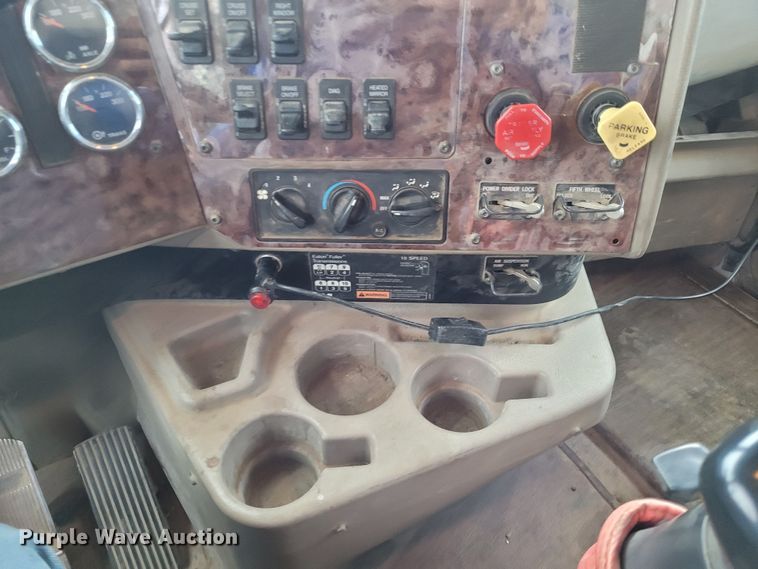 image for item EB9804 2005 International 9200i  semi truck