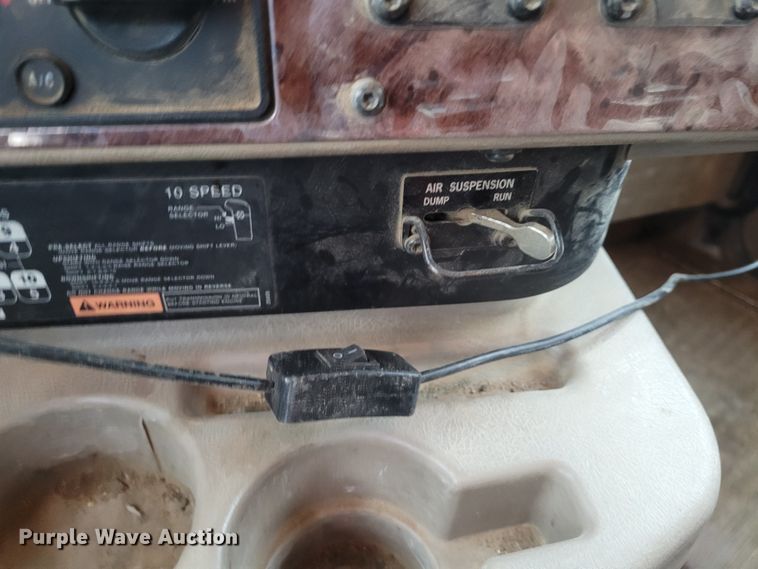 image for item EB9804 2005 International 9200i  semi truck