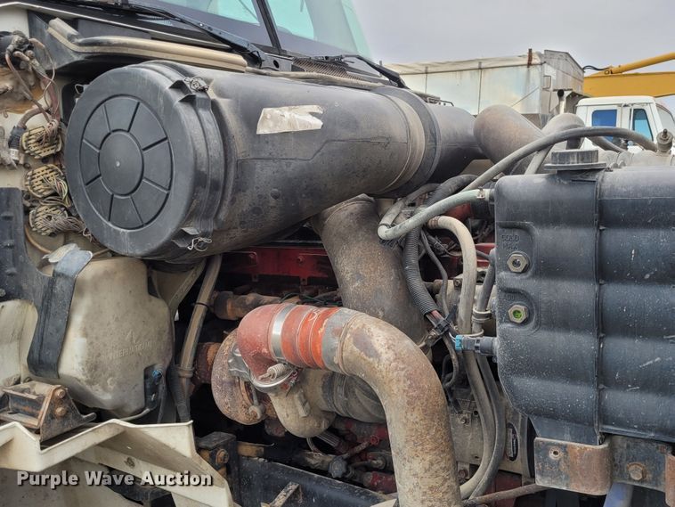 image for item EB9804 2005 International 9200i  semi truck