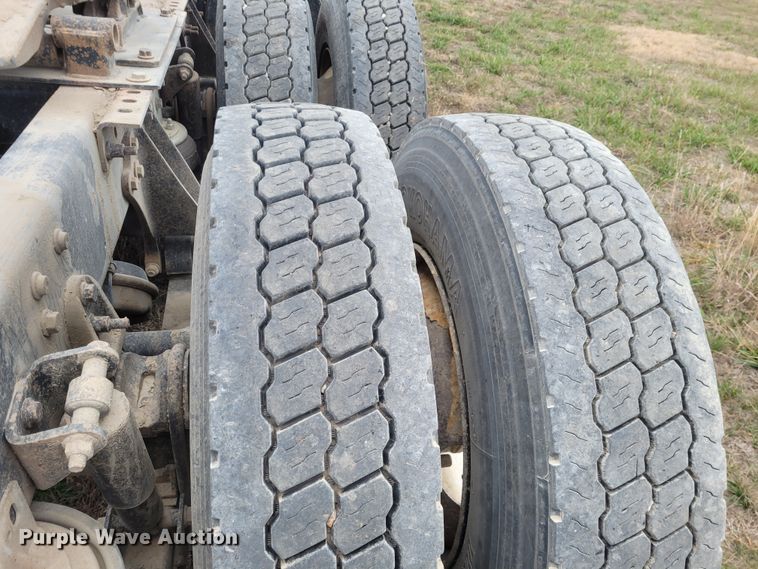 image for item EB9804 2005 International 9200i  semi truck