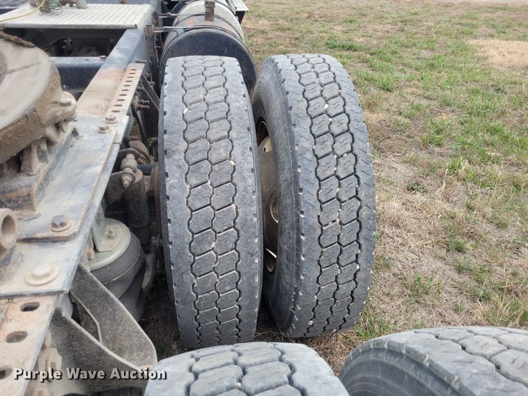 image for item EB9804 2005 International 9200i  semi truck