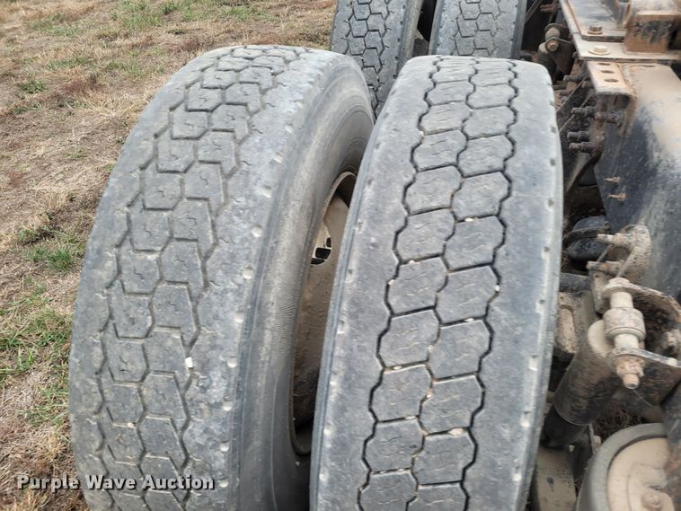 image for item EB9804 2005 International 9200i  semi truck